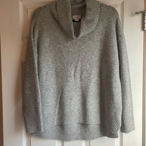 Gray turtleneck sweater. Size M. Old Navy